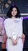 6. Kim Tae Ri mengenakan gaun putih berbulu saat memenangkan penghargaan Best Actress ajang Director's Cut Awards 2018 melalui film Little Forest