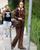 5. Penampilan Sophie Turner outfit serba cokelat