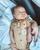 3. Memakai onesie berwarna tan saat liburan ke Joshua Tree