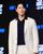 5. Hyun Bin memakai jas celana serba putih saat menghadiri konferensi pers film terbarunya