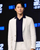 5. Hyun Bin memakai jas celana serba putih saat menghadiri konferensi pers film terbarunya