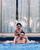 6. Ashraf Sinclair tidak ragu menggendong Noah pundak saat berenang