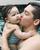 9. Foto Samuel Zylgwyn mengecup pipi Vechia saat berenang