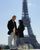 2. Berpose depan Menara Eiffel saat jalan-jalan ke Paris