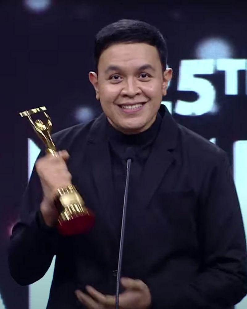 2. Tulus tampil elegan setelan hitam