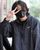 2. Jungkook kenakan black outfit sederhana nyaman saat digunakan