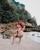 3. Potret menggendong sang putri ala Putri Pantai memesona