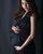 4. Tampil glamor kenakan dress hitam saat hamil anak pertama