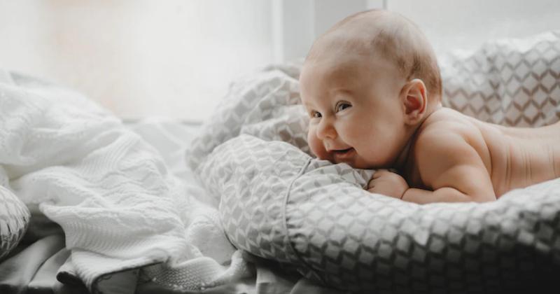 13. Lakukan tummy time