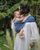 4. Andien Aisyah menggendong Tarisma Jingga kain jarik, bahkan saat hadiri acara perkawinan
