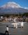 8. Menikmati keindahan Gunung Fuji bareng keluarga