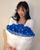 7. Potret white outfit Jennie buket bunga biru dari Mamanya