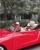 5. Arkana Papap Ridwan Kamil pelesiran dalam kota pakai mobil vintage warna merah, kompak pakai topi kacamata hitam