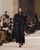 5. Naomi Campbell jalan runaway memakai gaun hitam berkepala serigala betina