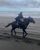 7. Zaskia Sungkar pakai abaya serba hitam saat berkuda pantai