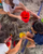 8. Anak-anak artis asyik bermain pasir area pertandingan