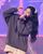 4. Jisoo tampil gemas pose setengah hati saat nyanyi atas panggung