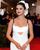 3. Jalan red carpet, Selena Gomez sempat kenakan gaun putih aksesoris bunga rambutnya
