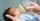 Berisiko Fatal, Ini Bahaya Penggunaan Penyangga Botol Susu Bayi