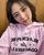 8. Jisoo memakai hoodie pink membuat tampilan manis