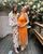 1. Pakai gaun oranye, Lindsay Lohan bersyukur keluarga sahabatnya