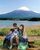 8. Mengabadikan foto latar belakang keindangan Gunung Fuji