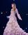 1. Taylor kenakan gaun warna krem lapisan bunga warna pink indah