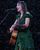 3. Kenakan gaun warna hijau, Taylor Swift rela sambil hujan-hujanan atas panggung
