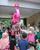 7. Terdapat pinata flamingo berisi jajanan anak-anak