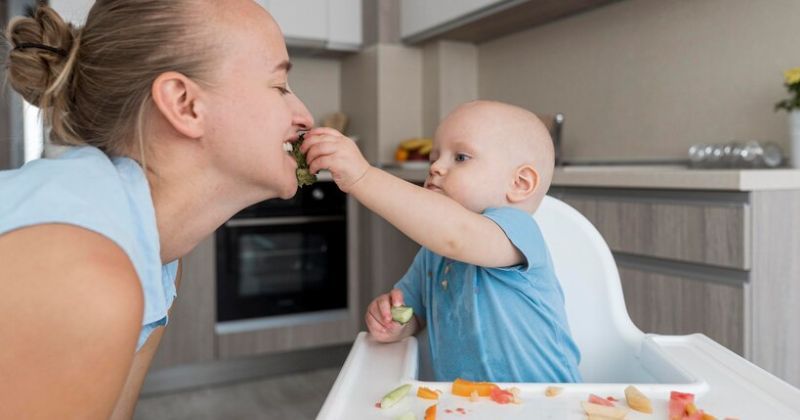 3. Membantu bayi belajar menggigit mengunyah