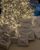 5. Selain lampu, pohon Natal rumah Kim Kardashian juga ikut dihiasi kado Natal