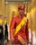 1. Jelang akad nikah, Pangeran Mateen melaksanakan prosesi Majlis Istiadat Berbedak Pengantin Diraja