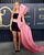 7. Margot Robbie konsisten warna pink
