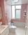 7. Desain kamar mandi warna pink jendela ala Korea