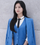 1. Kim Ji Won memilih setelan jas warna biru cerah