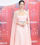 8. Uhm Jung Hwa tampil cerah pilihan warna gaun pink detail pita