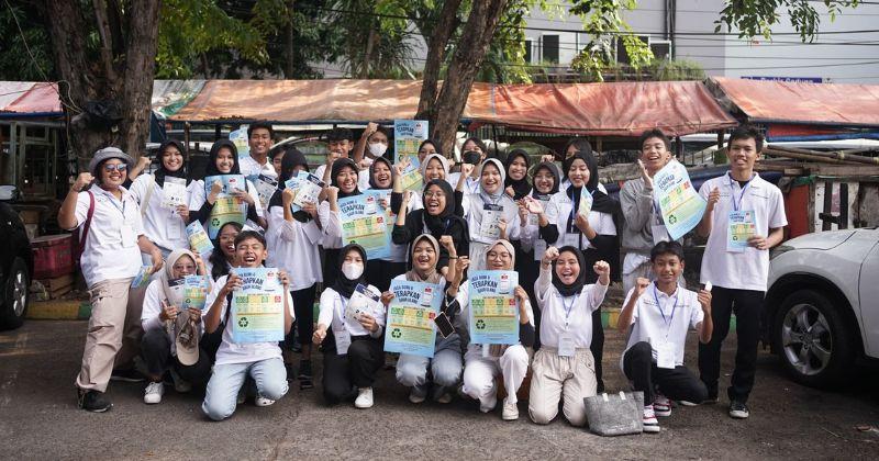 4. Gerakan "Act Now, Save the Future" menghasilkan ribuan kilogram botol plastik didaur ulang jadi produk baru