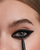 8. Penggunaan warna eyeliner gelap