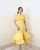 1. Tampil nyentrik dress kuning