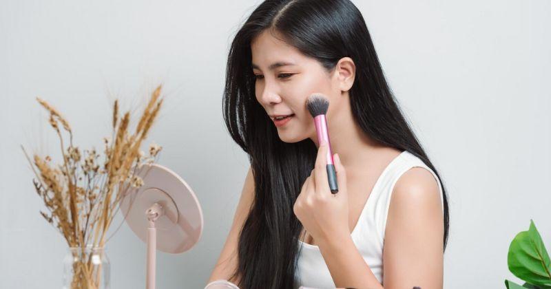 6 Tips Make Up Natural Acara Arisan Akhir Tahun, Bisa Dicoba