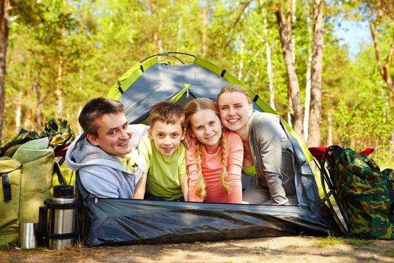 Camping di hutan kota untuk mengisi liburan juga nggak kalah seru. Coba yuk. - www.freepik.com