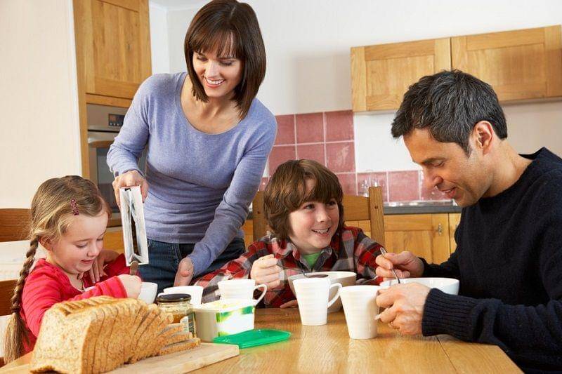 sarapan bersama keluarga - www.medicalxpress.com