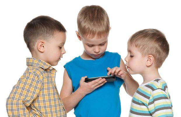 Anak menggunakan Smartphone - www.theonlinemom.com