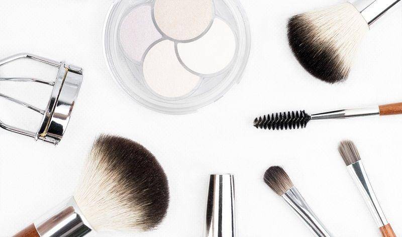makeup tools yang harus dibawa - www.pexels.com