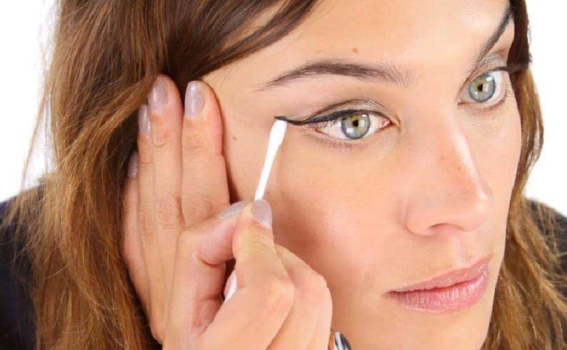 gunakan cotton bud untuk membersihkan noda - www.cdn.evoke.ie