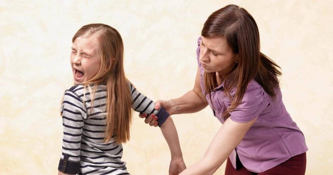 memukul anak - www.nydailynews.com