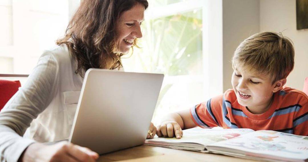 orangtua dan anak sedang belajar