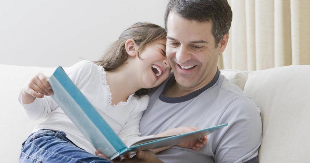 Papa mengajarkan anak membaca - www.pinimg.com