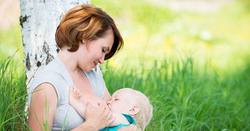 Mama menyusui bayi - www.rebelcircus.com