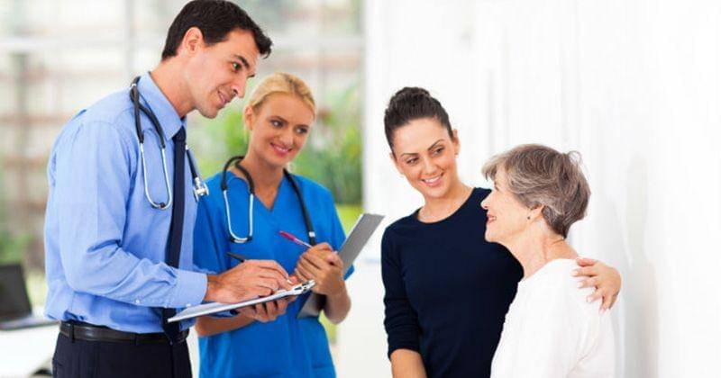 Anak mengantar orangtua ke dokter - www.azureedge.net